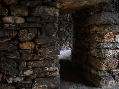 L�interno, composto da cunicoli, varchi e nicchie, d� l�idea di una grotta oscura
